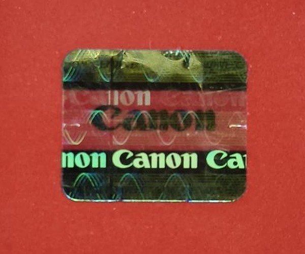 Защитная голограмма Canon на упаковке картриджа — ракурс 1